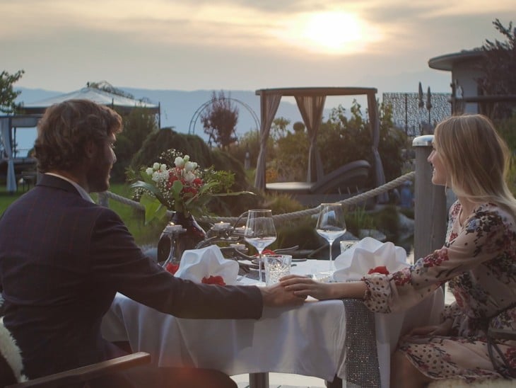 Cena romantica in riva al laghetto.