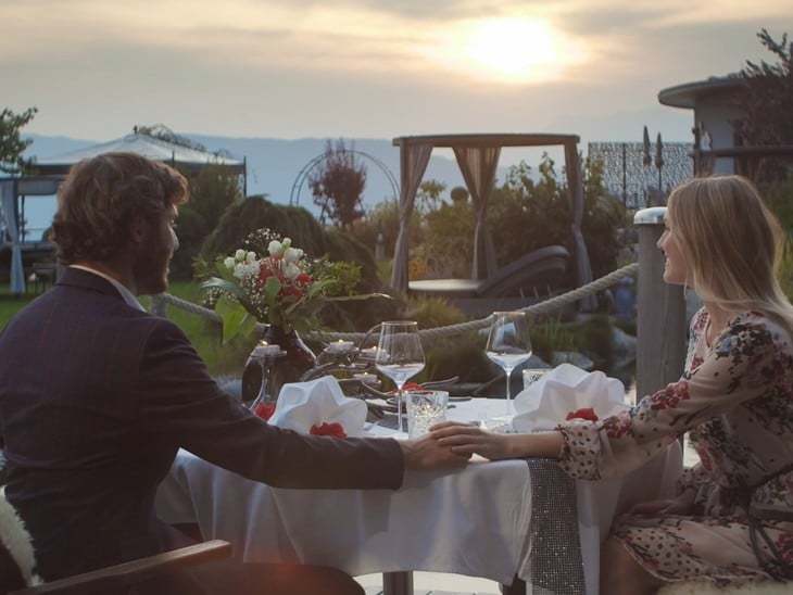 Cena romantica in riva al laghetto.