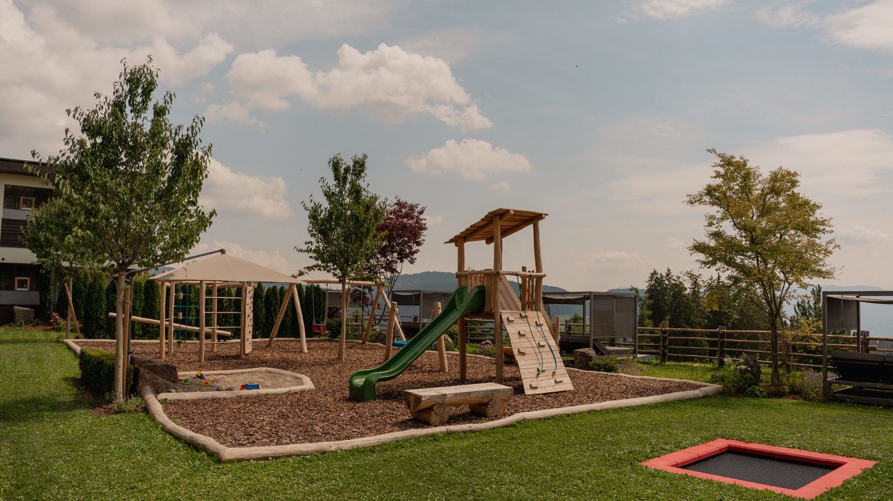 Kinderspielplatz mit Rutschenturm, Trampolin & Kletterspaß im Familienhotel Südtirol