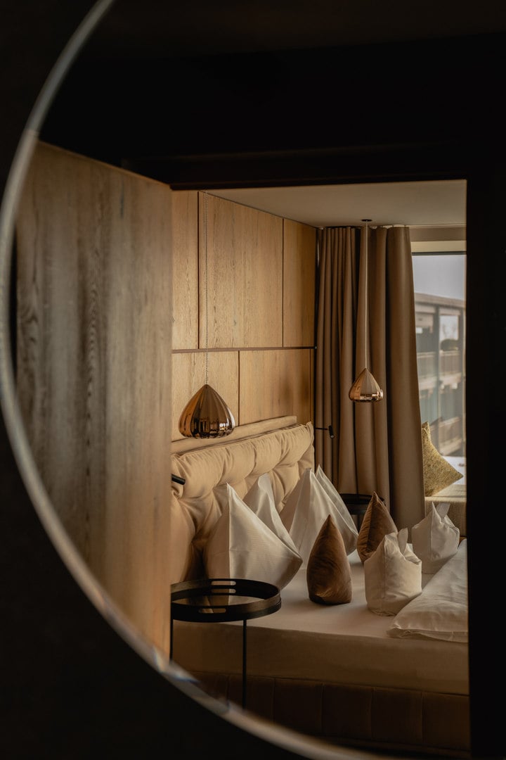 LIGHTNESS<br> AND LUXURY